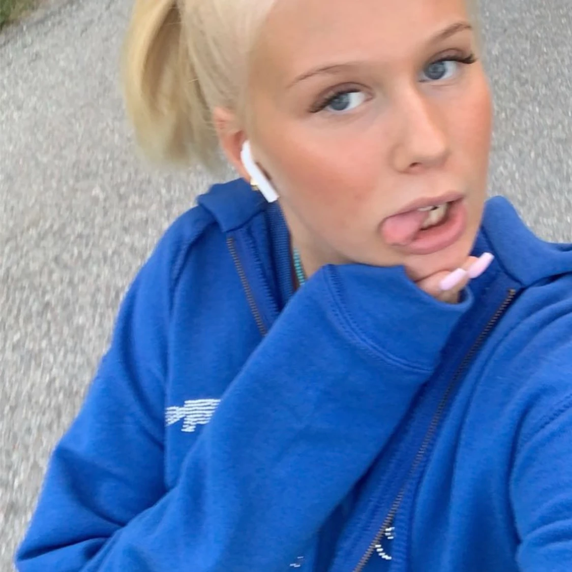 Blå hoodie med stenar<3 - 91