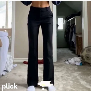 Kostymbyxor bikbok - Säljer dessa kostymbyxor från bikbok! Dom är använda ungefär 3 gånger och är som nya! Strl är 34 men passar även 32 jätte bra. Köparen står för frakt                                                                  Inte mina bilder!! 