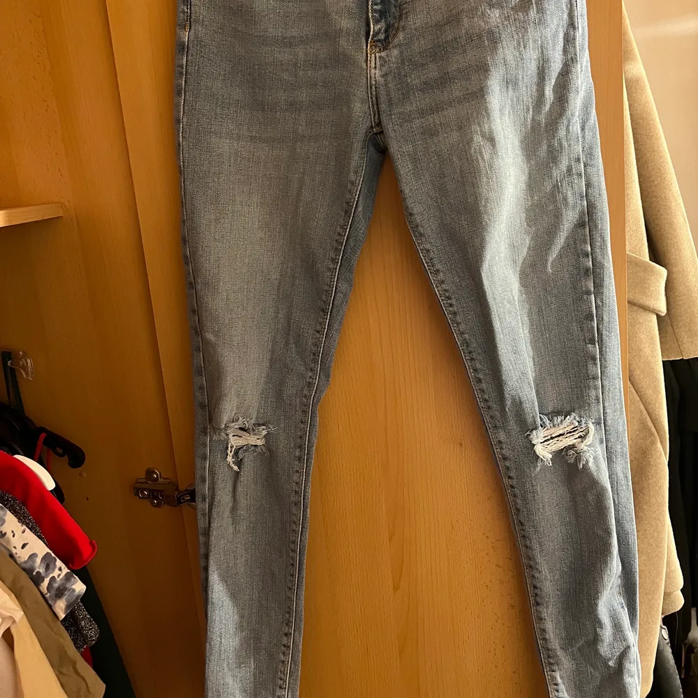 Blå jeans med hål i knäna storlek M, 100kr + frakt. Jeans & Byxor.