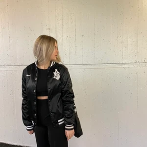 Collage jacka, baseball jacka  - Super fin jack som ej kommer till användning. Försökte sälja för ett tag sen men vart lite struligt så nu är jackan ute igen. Toppen sick. 