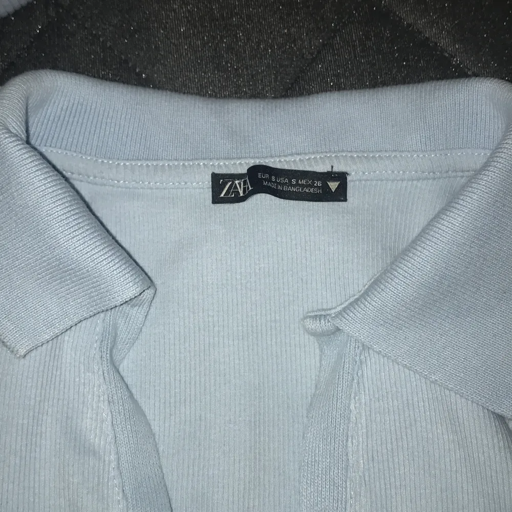Blå zara tröja, köpt för 170 kr, säljs pga ej används 💕. T-shirts.