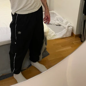 Adidas cargo pants S - Använd fåtal gånger. Pösiga byxor med resor i midja och byxben. Artikel nummer: FR0567
