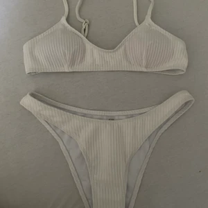 Vit bikini - En vit väldigt fin bikini, sitter skit bra, ja är dock inte bekväm i bikini så därför säljer jag denna💕