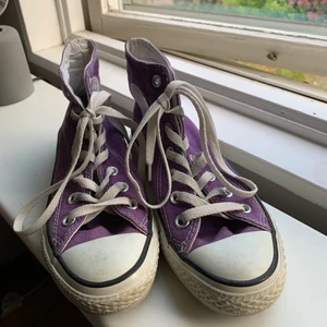 Converse - Lila converse i mycket bra skick 💜 Budgivning i kommentarerna eller köp direkt för 700💜 HÖGST BUD : 340 kr + frakt (AVSLUTAR 12/8) 