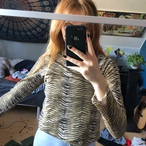 Brun zebra topp - En brun zebratopp från Liz Claiborne. Tyvärr har jag klippt av storlekslappen men jag skulle säga att det är en s/m, du ser hur den sitter på mig!😎 