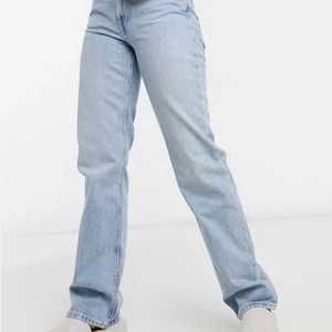 Raka ljusa jeans  - Raka ljusa jeans från weekday i modellen Voyage. Säljer dessa jeans i storlek 27/30. Köpte dem för 500 och dem är väldigt oanvända, skriv privat för mer frågor och info. Köparen står för frakt💕💕