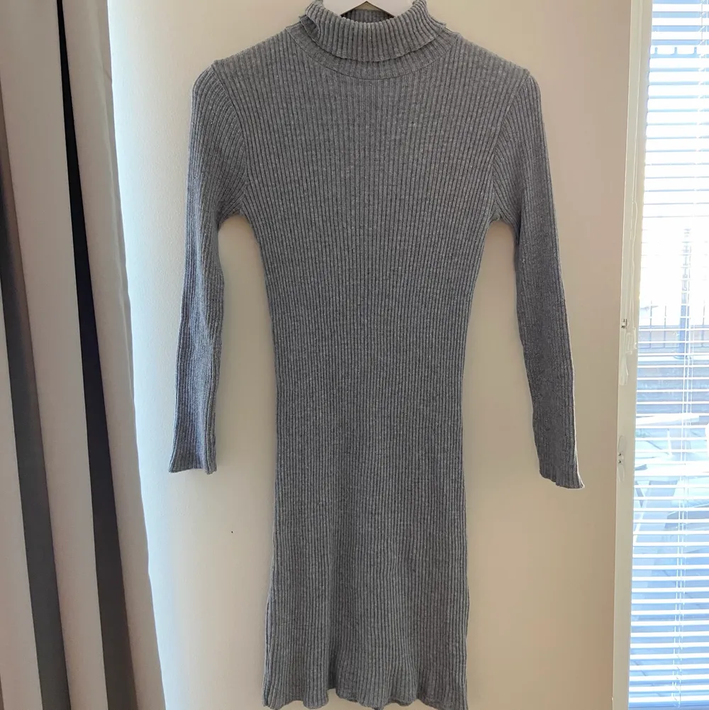 En grå klänning. Som ni nog ser på bilden säljes den pga för liten för mig, men ville visa att den är ganska tight.. Klänningar.