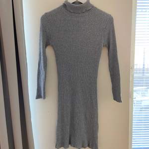 En grå klänning. Som ni nog ser på bilden säljes den pga för liten för mig, men ville visa att den är ganska tight.