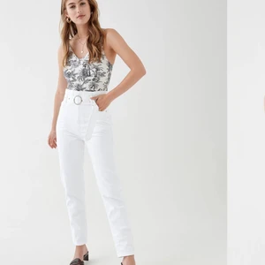 Perfekt bellis paperbag Jeans från Gina Tricot - Högt midja. Aldrig använda och prislapp sitter kvar. Slutsåld på hemsidan. Storlek 36. Nypris 499 kr. Kan skicka mer bilder om du är intresserad av 😊