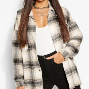 Rutig shacket - Beige rutig skjortjacka, ganska tunn och skön, ett band man kan knyta runt i samma mönster följer med. 😊 nypris 500