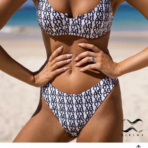 Bikini - Jättefin bikini från SHEIN som tyvärr var för stor (är normalt storlek s). Nypris är 130kr och den är även slutsåld för tillfället. Enbart provad en gång, och alla platsskydd sitter kvar i bikinin.