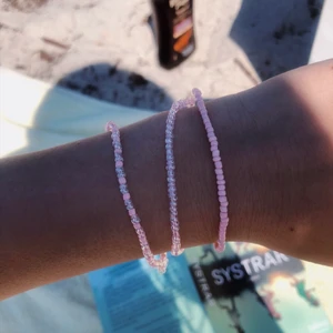 Pärlarmband och halsband - Armband och halsband av glaspärlor och elastisk tråd. Designa själv!! På bilderna visas exempel! Armband 25kr & halsband 50kr. Det fjärde smycket kommer alltid på köpet och är gratis😁💓💓 Armbanden görs utifrån era egna mått! Leveranstid är inom 1-2 dagar.