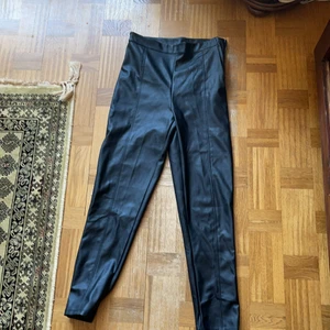 Skinnbyxor - Skinnbyxor med dragkedja på sidan. Helt nya. Frakt blir billigare vid köp av flera plagg