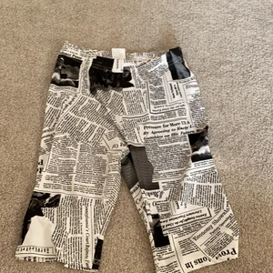 Cykelbyxor  - Säljer dessa cykelbyxor för dem aldrig blivit använda och tyvär så är jag inte så mkt för cykelbyxor:( bra skick! 