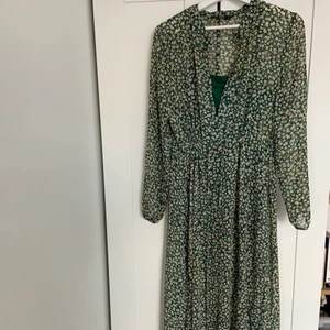Blommig Sommarklänning  - Fin blommig sommarklänning från Only i strl 36. En grön underklänning är fastsydd i klänningen! Använd men fortfarande i bra skick✌️