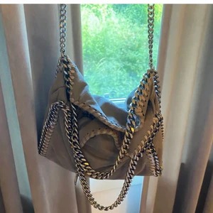 Stella McCartney väska - Intressekoll på min jättefina Stella McCartney väska! Så fin och passar till allt