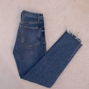 Mom jeans  - Super fina mom jeans från Zara! Knappt använda och endast tvättade en gång! Säljer pga att de är för små🥺annars är dem super snygga!😍