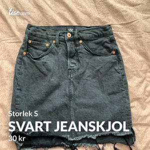 Svart jeanskjol  - En jättefin svart jeanskjol som är använd en gång och säljer pga gillar inte koppar detaljer 