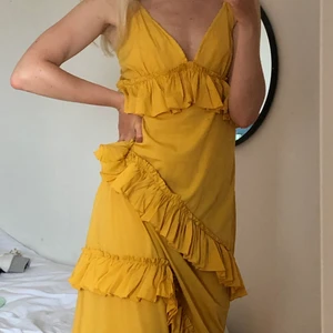 Sommarklänning! - Underbar sommardröm! I en gul/senapsgul färg! Jag är 1,70 och går nästan ner till fötterna!! Obs se sista bilden, ena ringen till banden gått sönder men en väldigt fin lösning 💛 (storlek 38 på lappen men jag skulle bedöma den mer som en 36a)