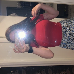 Divided  - Den är röd och tajt men bra att ha på sommaren