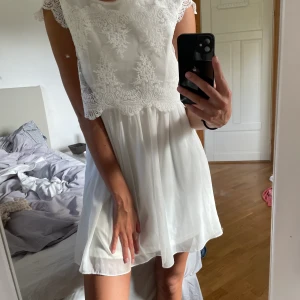 Klänning  - Superfin vitt student/skolavslutnings klänning. Aldrig använd, lappen är kvar! Strl 40 men tycket mer 38! (Pris kan diskuteras)