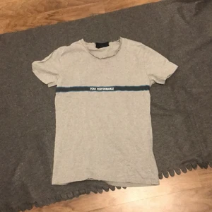 Peak performance t shirt  -  En vanligt t shirt. Köparen står för frakt. 