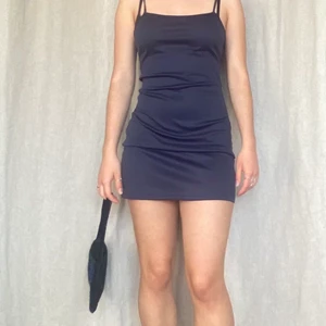 Klänning - Fin blå strapdress som kan användas till det mesta!