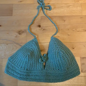 Virkad bikinitopp - Ca storlek 70/75 B, mörk pastellgrön, tvättas som vanligt, gjord på akrylgarn.