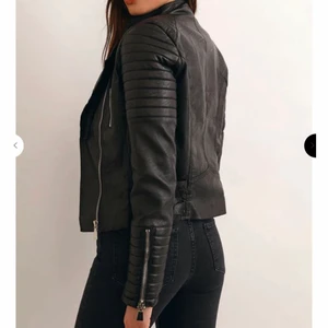 Skinjacka Chiquelle - Säljer den här jättefina skinjacka från Chiquelle i storlek 36, andvänt ett par gånger men är för liten nu. Fortfarande i bra skick. Nypris 700kr säljer för 400kr + frakt.