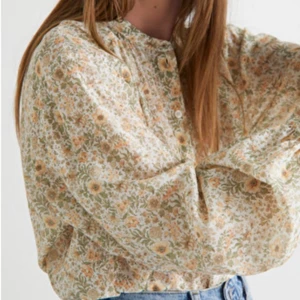 Sökes blus från &OtherStories - Sökes blus i storlek xs eller s -  34 eller 36 från &OtherStories