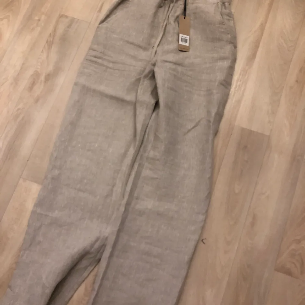 Köpta här på Plick, säljer dem på grund av att dem är lite för tighta vid låren, helt nya och oanvända.. Jeans & Byxor.