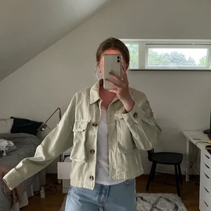 Grön zara jacka - Säljer denna väldigt fina ljusgröna jacka från Zara. Använd förra året💕💕 sitter väldigt snyggt och passar till det mesta!!😊😊 Kan mötas i Stockholm men postar även!!💓 Pris går absolut att diskuteras!!😊