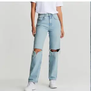 Säljer nu mina jeans från Ginatricot. Ett par väldigt trändiga jeans. Få gånger använda. Inga slitningar eller så, säljer dom då ja har väldigt många jeans💕💕kom privat för bilder för fler bilder!!