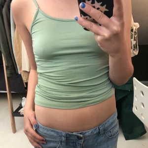 Grönt linne - Fint linne som är köpt second hand, har inga defekter. Jag bär vanligen S, alltså är den liten i storleken. Fraktar eller möts upp, kontakta mig gärna vid frågor!🤠💕