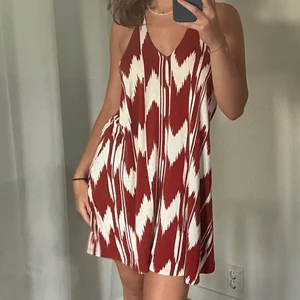 Halterneck klänning  - Supersöt halterneck klänning från Gina! Superfint gulligt mönster och passar perfekt som strandklänning, jätteskön och man knyter den själv i nacken❤️