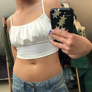 Vit HM topp - Supersöt HM topp som är i nyskick och aldrig använd. Toppen är liten i storlek.  Fraktar eller möts upp. Kontakta mig vid frågor💕🤠