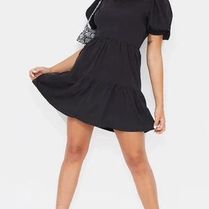 PrettyLittleThing klänning  - Klänningen är oanvänd med lappen kvar. Storlek 6(UK), som en Small. 