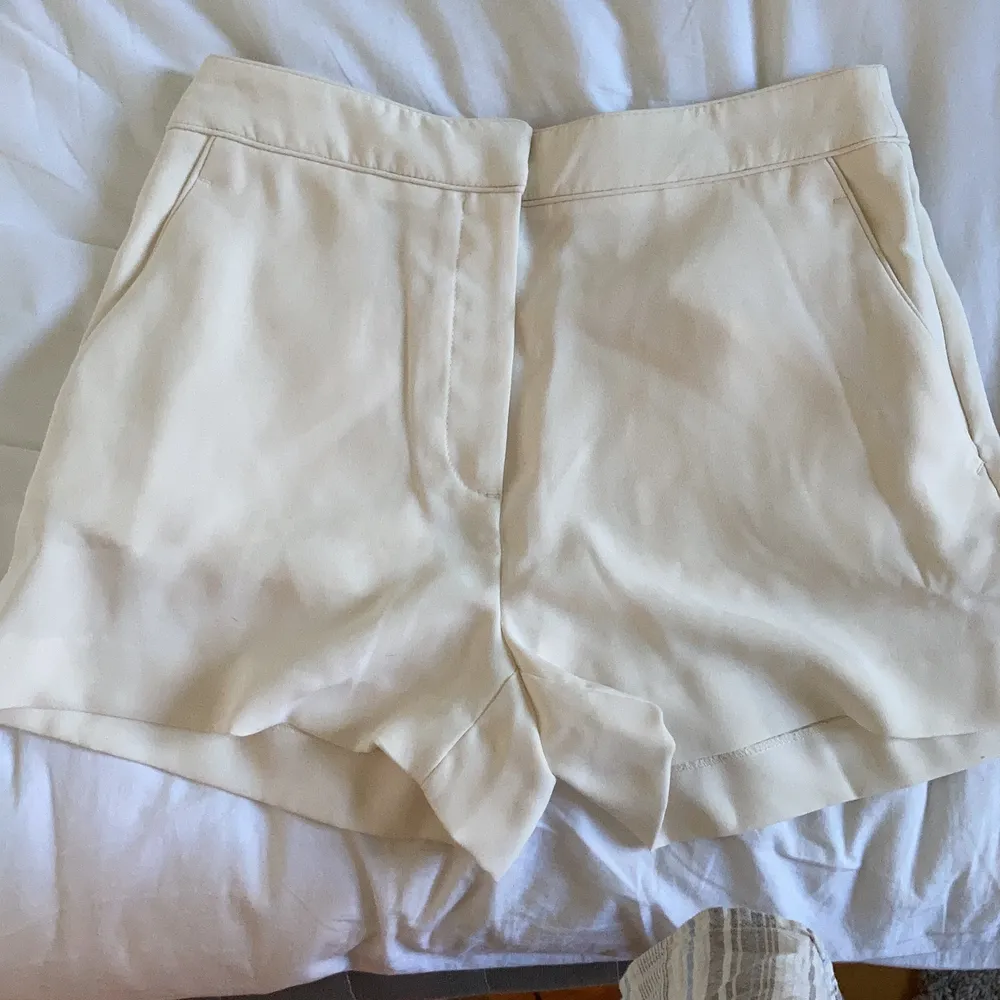 vita sköna shorts från hm ! Polyester tyg som är luftigt och skönt till sommaren ! köpare står för frakt 💕. Shorts.