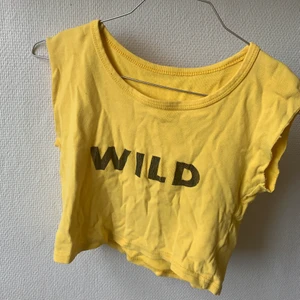 Topp - Cool croptop med tryck och avklippta ärmar. Köpare står för frakt eller möts upp i Stockholm💕