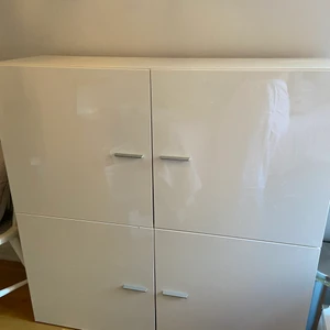 Skåp - Skåp i superfint skick med hyllor inuti! Höjd: 120cm bredd: 120cm & djup: 39cm finns att hämta i centrala Stockholm!