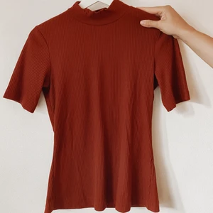 Rödorange polotröja - Rödorange polotröja. 