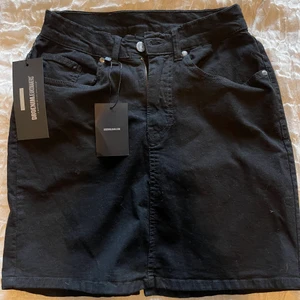 Kjol  - Helt oanvänd kjol från dr denim. 