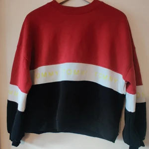 Tommy Hilfiger tröja stl S - Superfin oversize tröja från märket Tommy Hilfiger. Sparsamt använd. Storlek S