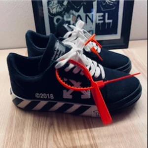 Off white sneakers  - I nyskick. Storlek 35,5 om jag inte minns fel. Jag har storlek 36 och dom sitter perfekt på mig. Original kartonger medföljer sjävklart 