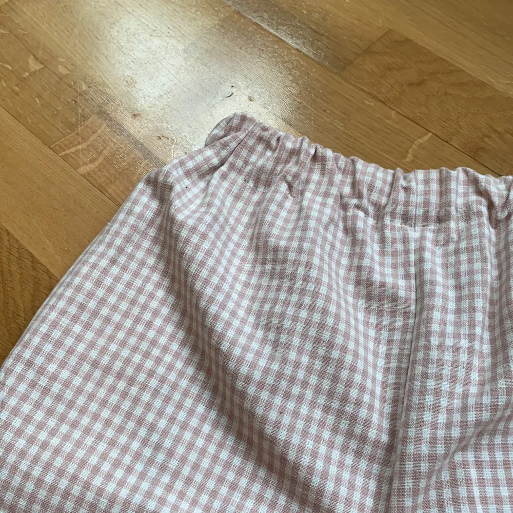 Rosa-vitrutiga pyjamasbyxor som jag sytt själv💕 är tyvärr för korta på mig så jag skulle säga att de passar alla från 150-170 beroende på hur man vill att de ska sitta!. Jeans & Byxor.