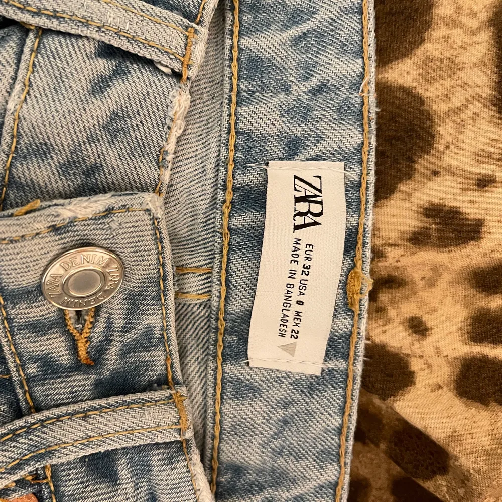 Zara Jeans i en ljusblå tvätt! Snygga men tyvärr för små för mig, använda fåtal gånger! Kan skicka bild på hur de ser ut på om de önskas! Fraktkostnad tillkommer!💙💙. Jeans & Byxor.