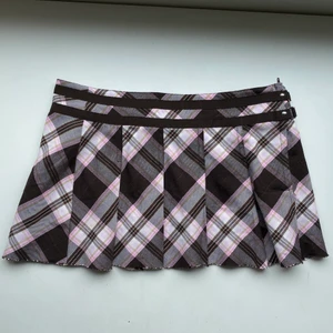 rutig kjol - supersnygg kjol!! Jag har klippt den kortare själv men den trådar inte. Den är i storlek 164 men passar någon som har S/34/36. Jag har midjemått ca 78 cm.