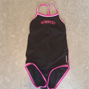  baddräckt -  Gullig och bekväm baddräckt för barn mellan  11- 12 år gammal. 