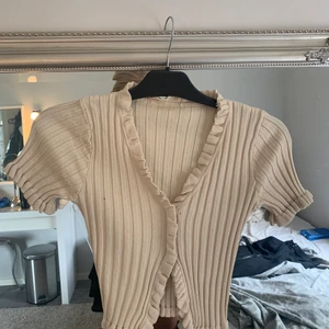 Fin sommar t-shirt - Jätte fin t-shorts som jag igentligen älskar men jag får helt enkelt inte användning av den pga att jag har andra kläder jag gillar mer så den ligger bara i garderoben. 90+frakt ❤️