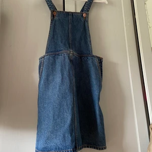 Jeansklänning med hängslen - Jättegullig jeansklänning från monki, använd några få gånger men i bra skick (stängs i sidan med dragkedja och knapp)